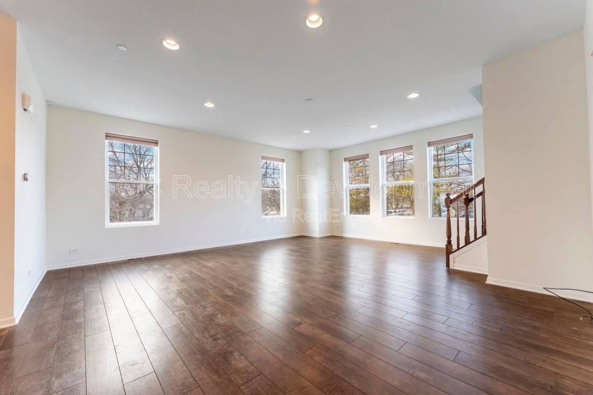 112 Waterbury Cir - Photo 4 of 10