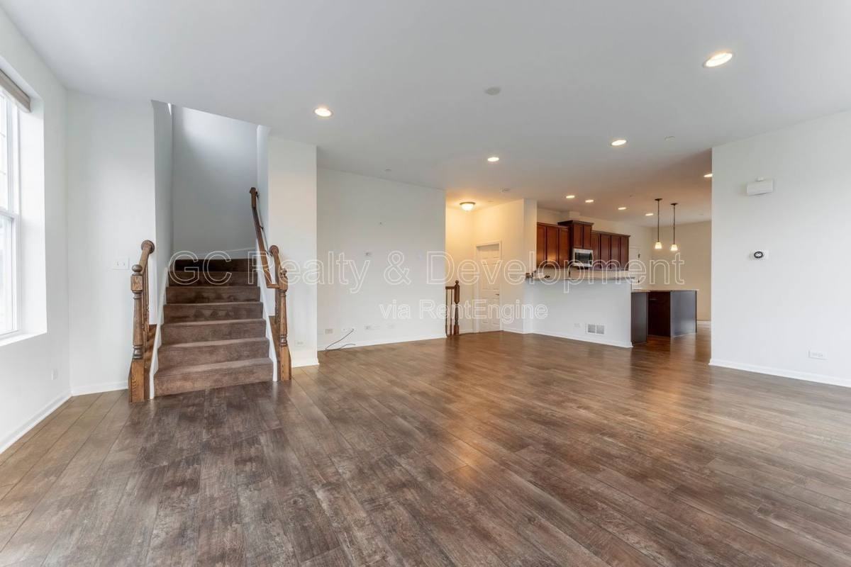 112 Waterbury Cir - Photo 6 of 10