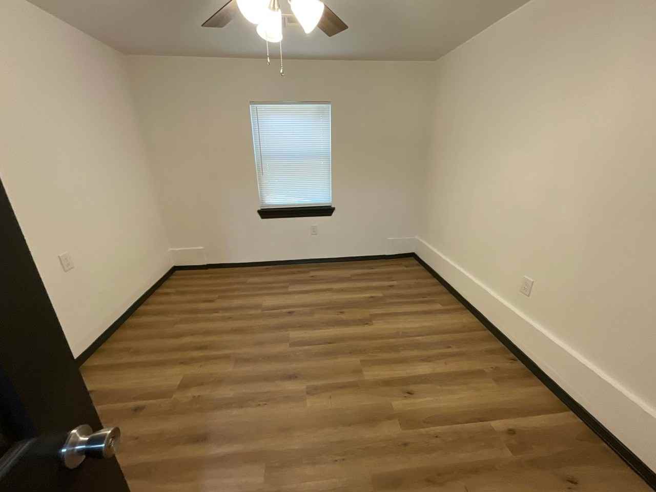 2413 Ne 27th St - Photo 4 of 11