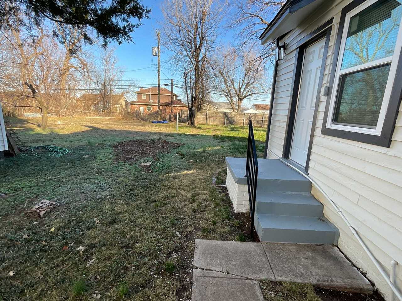 2413 Ne 27th St - Photo 5 of 11