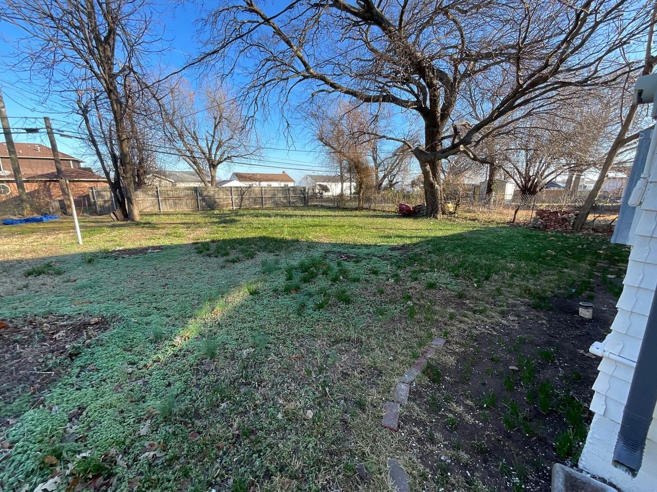 2413 Ne 27th St - Photo 6 of 11