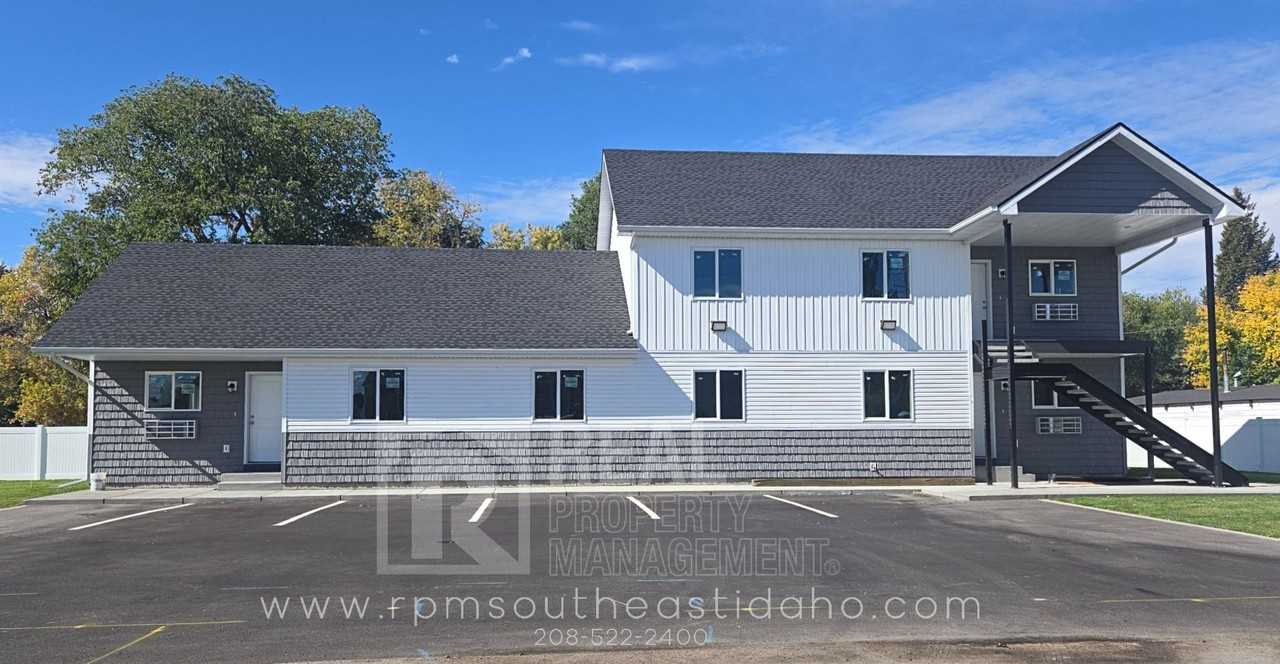 647 S 3rd W - Photo 2 of 24