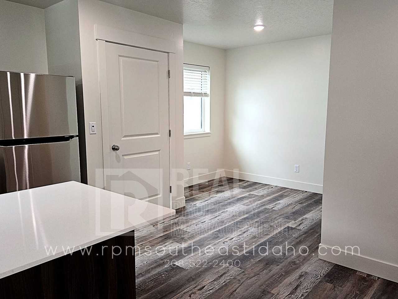 647 S 3rd W - Photo 7 of 24