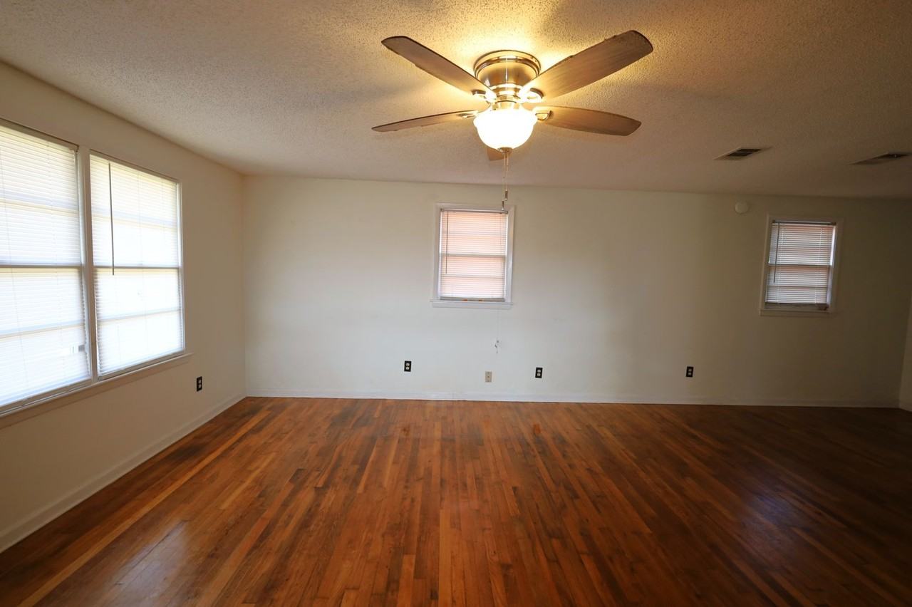 5023 Cedar St - Photo 4 of 11