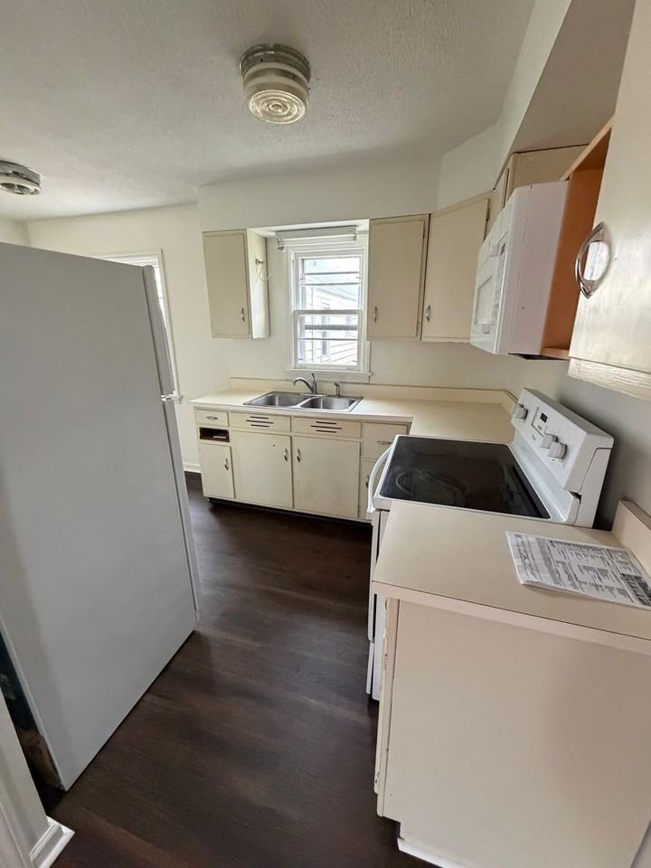 2201 W Euclid Ave - Photo 4 of 9