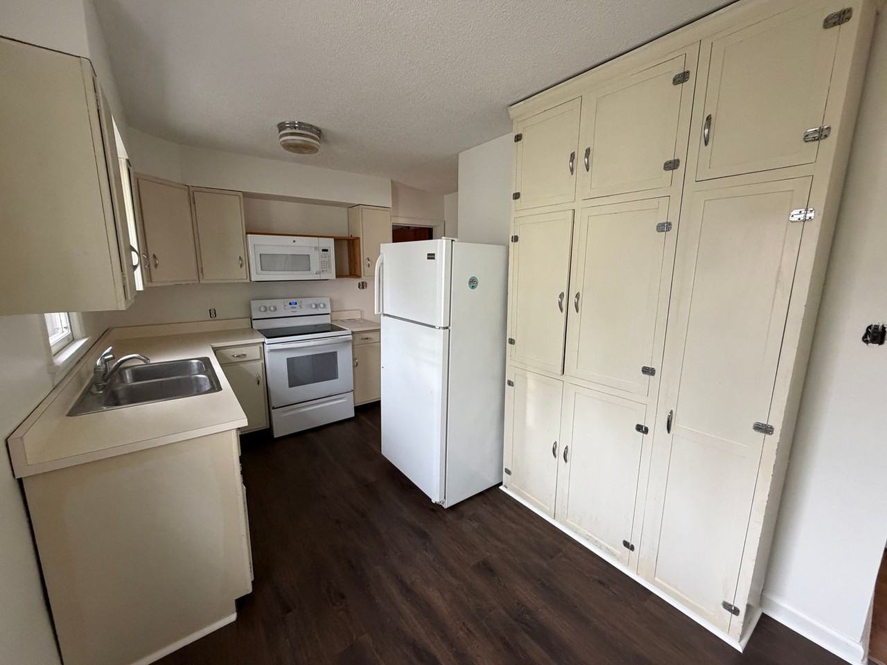 2201 W Euclid Ave - Photo 5 of 9