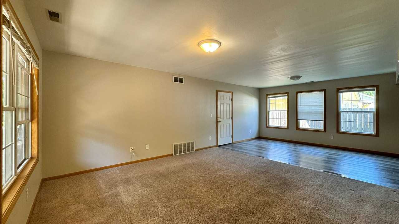 339 W Benton St - Photo 2 of 17