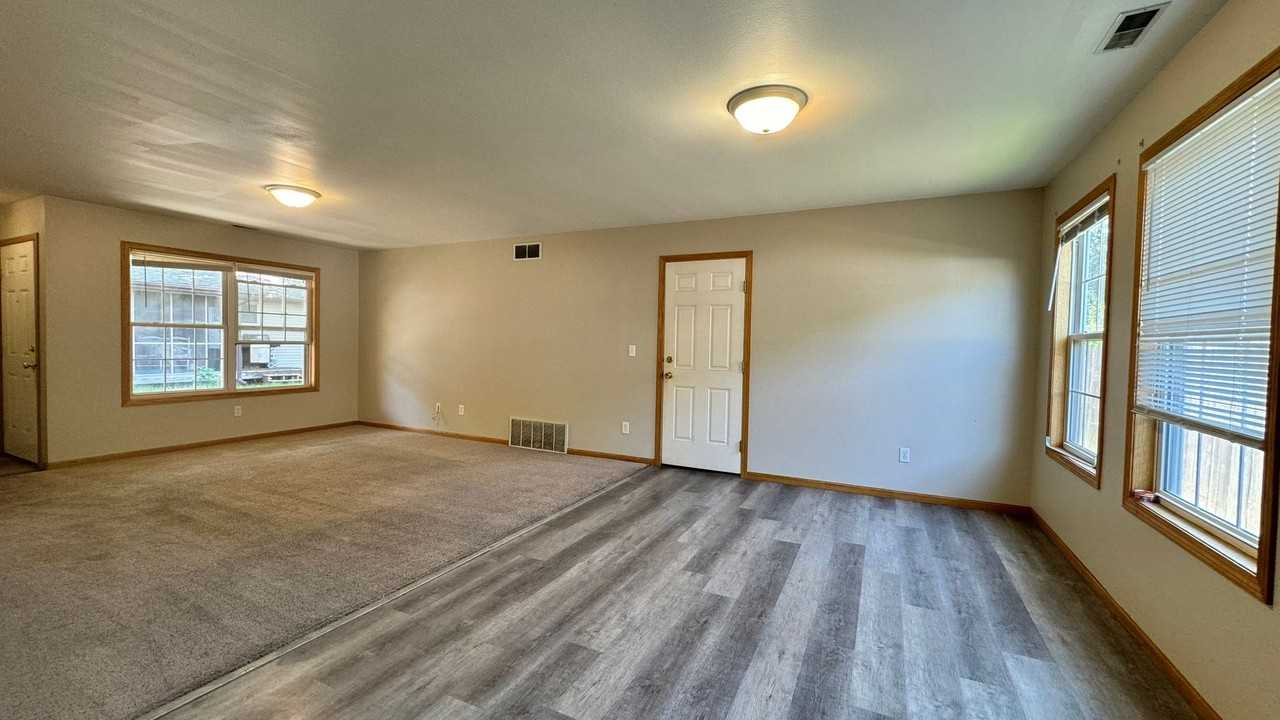 339 W Benton St - Photo 7 of 17