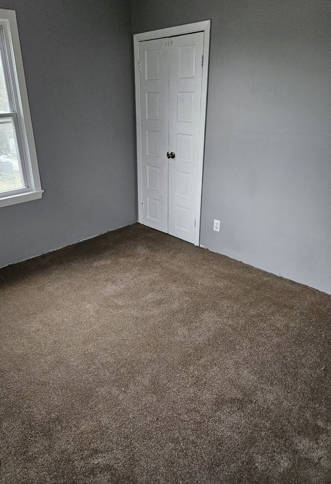 196 Hillview Ave - Photo 3 of 5