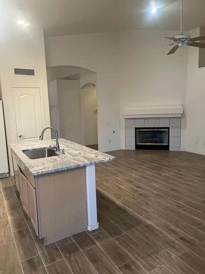 5225 N Windriver Pl - Photo 4 of 16