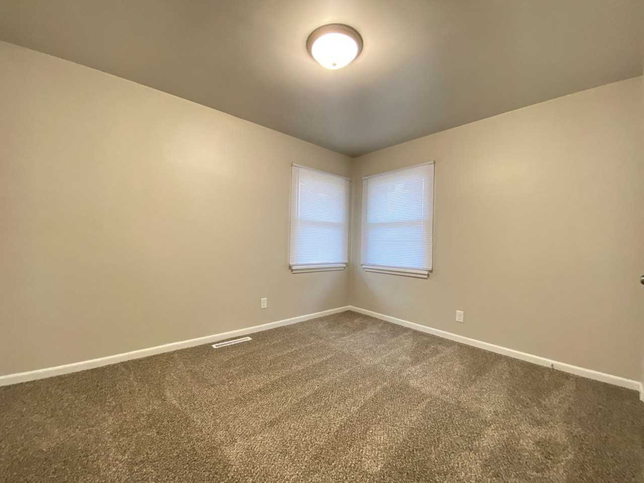 1016 E 35th Ct - Photo 6 of 10