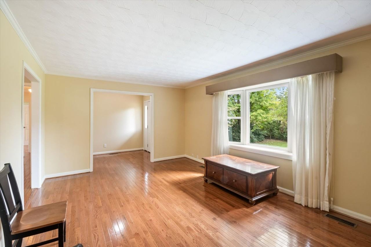 196 Broadview Cir - Photo 2 of 24