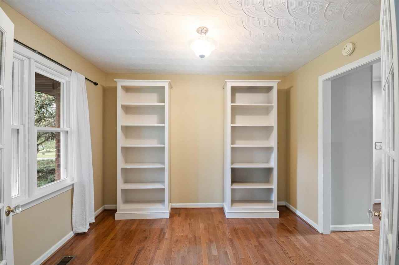 196 Broadview Cir - Photo 5 of 24