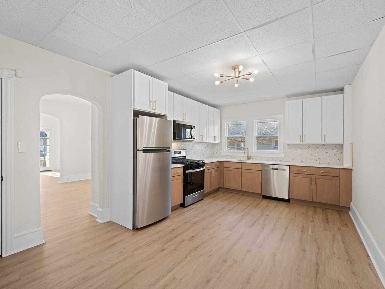 804 E Main St - Photo 3 of 29