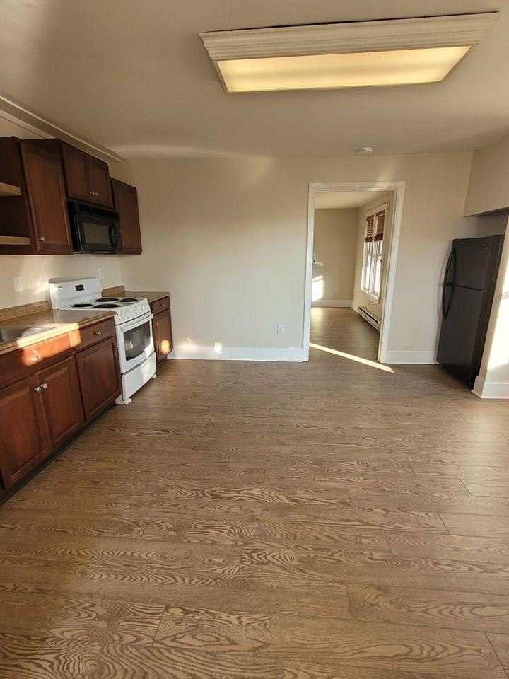 984 W Main St - Photo 3 of 19