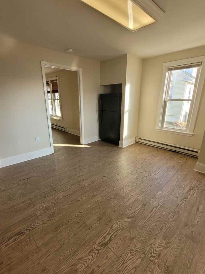 984 W Main St - Photo 4 of 19