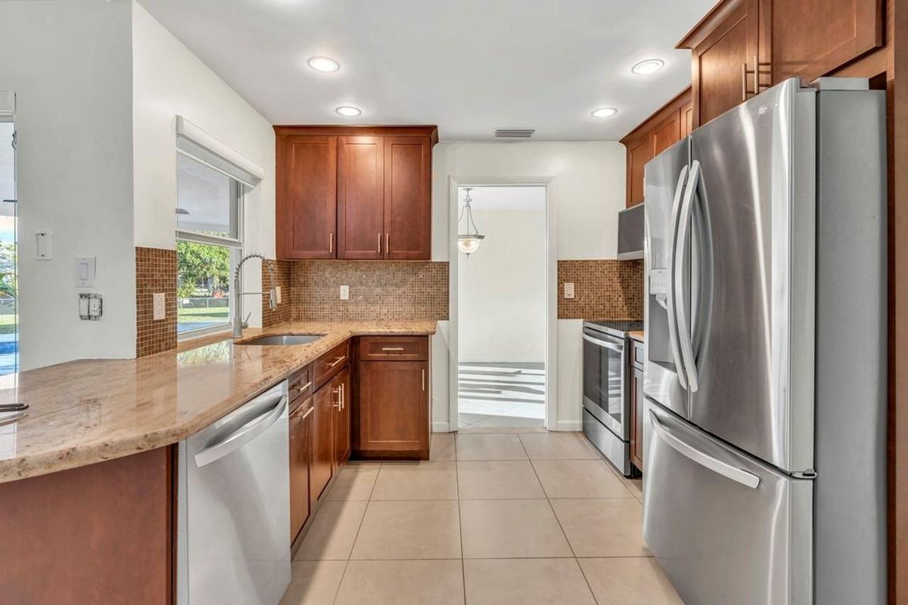 290 Nw 65th Ave - Photo 2 of 29