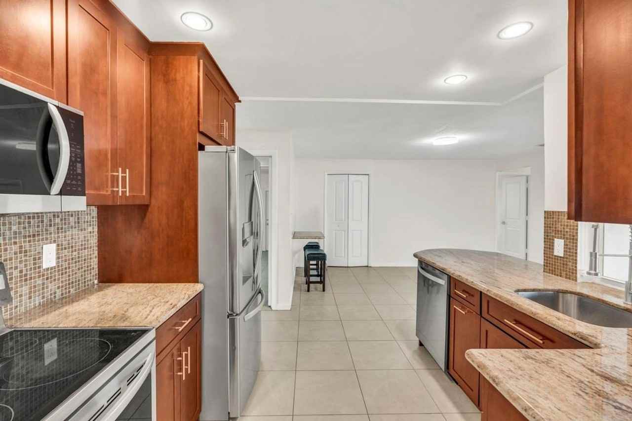 290 Nw 65th Ave - Photo 3 of 29