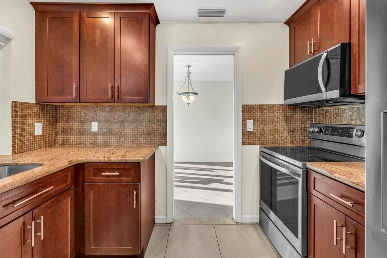 290 Nw 65th Ave - Photo 4 of 29