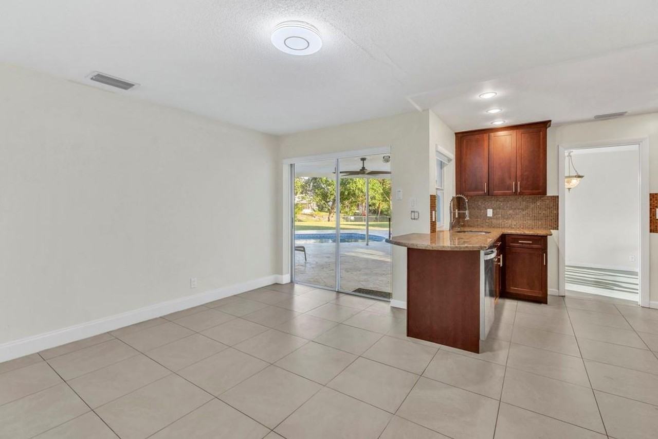 290 Nw 65th Ave - Photo 6 of 29