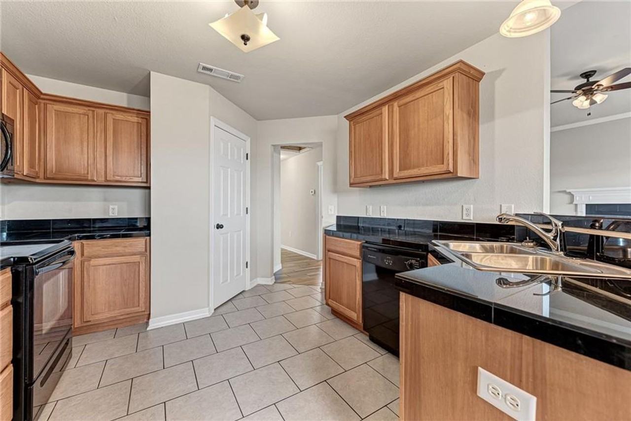 6007 S 36th St - Photo 3 of 7