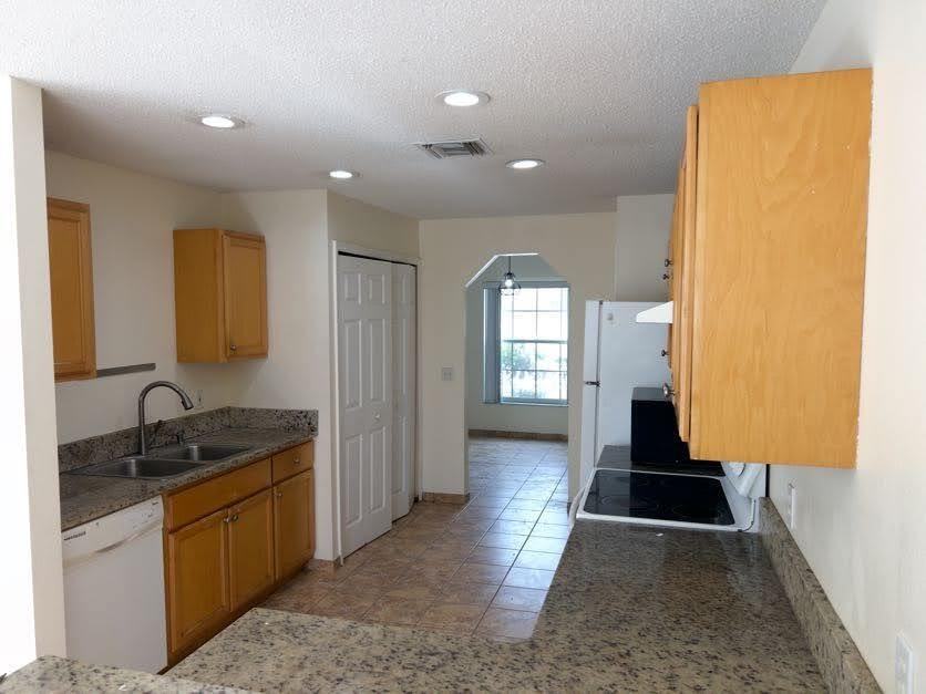 271 Hart Lane - Photo 2 of 10