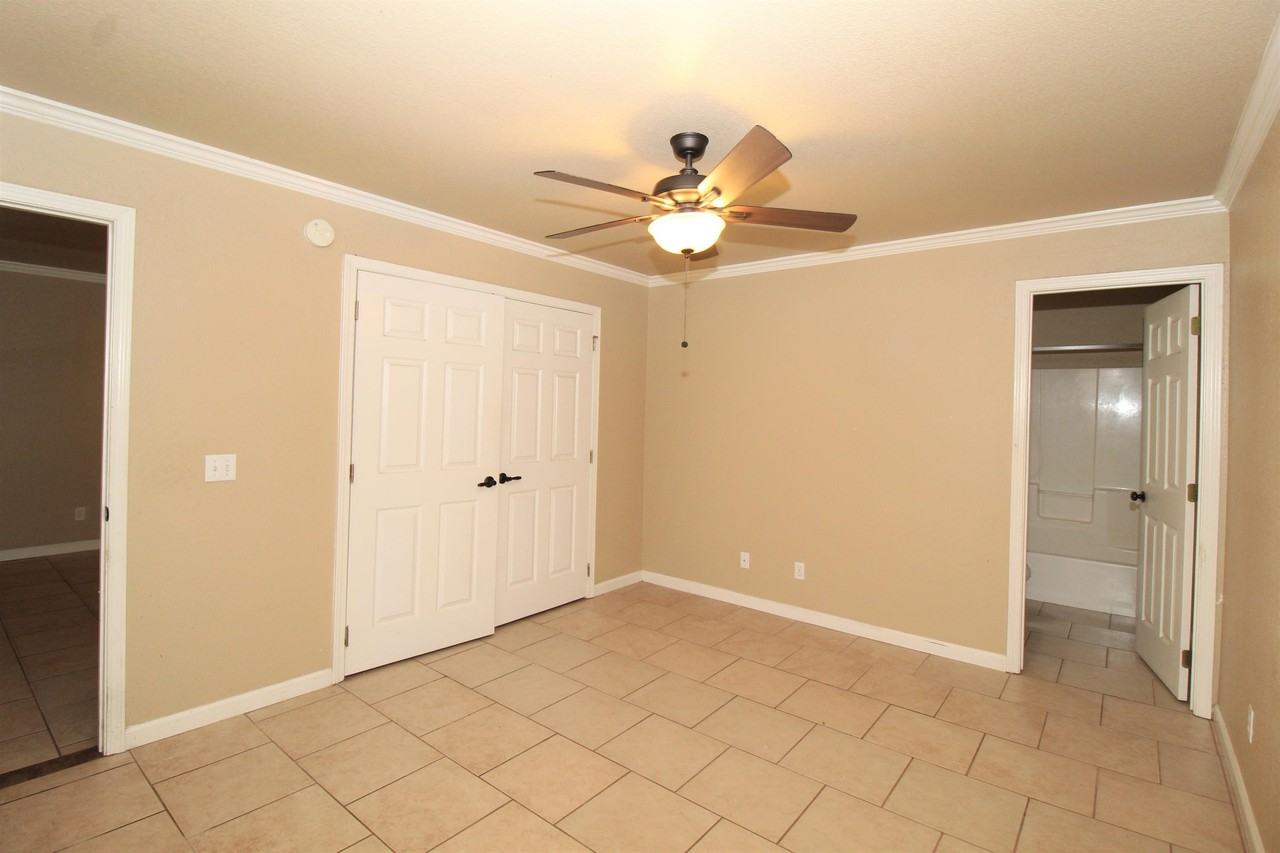 2060 N Leverett Avenue - Photo 4 of 16