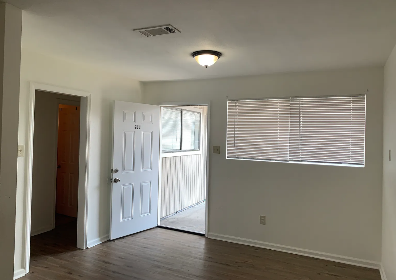 707 North Robertson Street - Photo 3 of 6