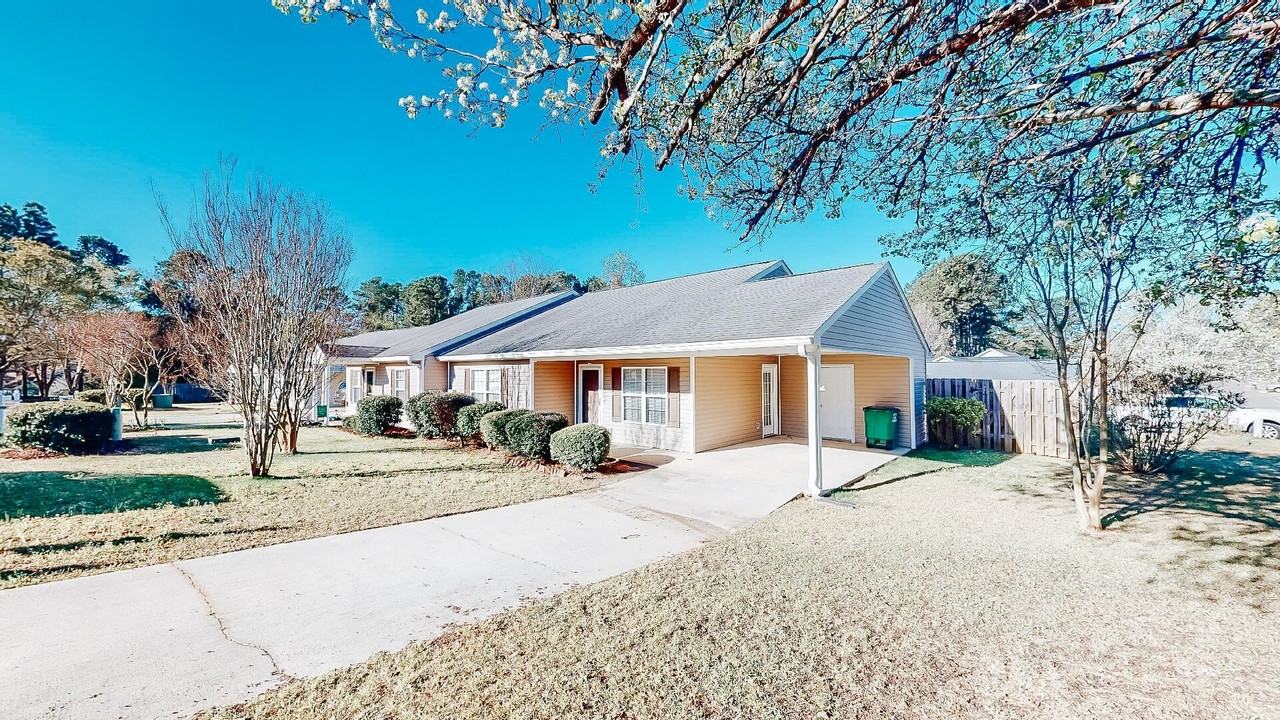 101 Queens Ct - Photo 2 of 18