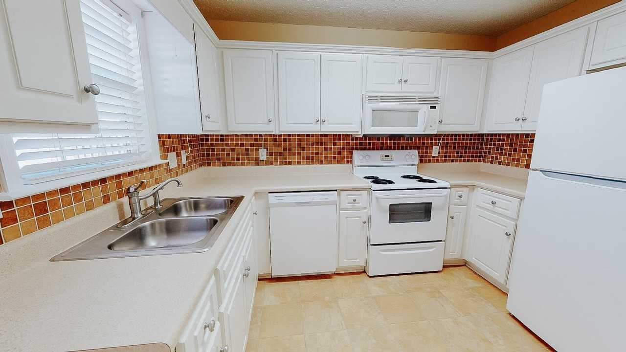 101 Queens Ct - Photo 3 of 18