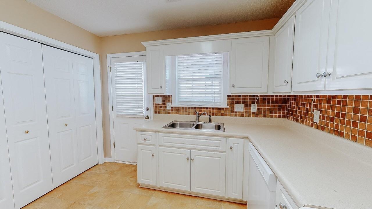 101 Queens Ct - Photo 4 of 18