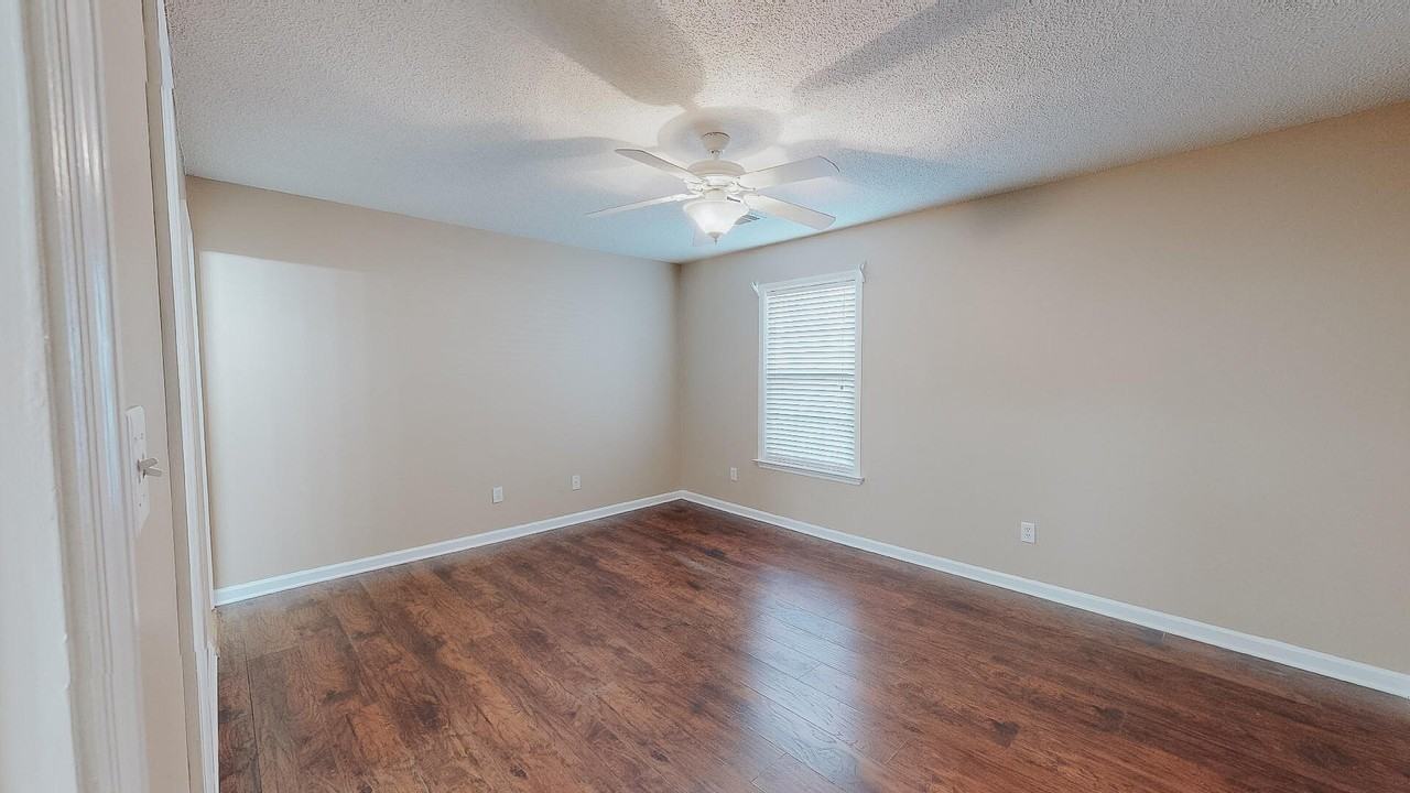 101 Queens Ct - Photo 7 of 18