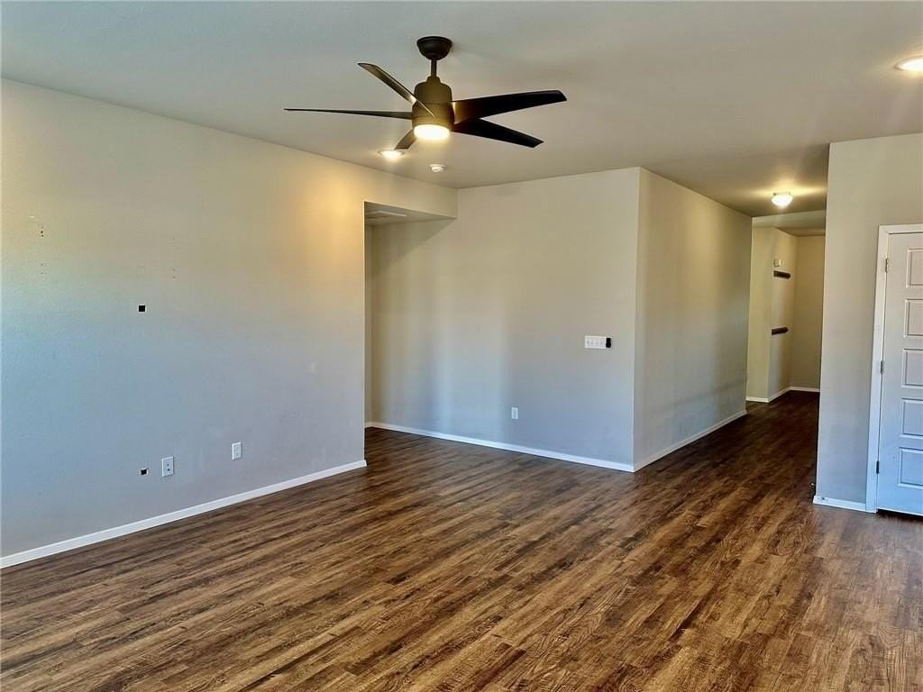 920 Queen St - Photo 4 of 33