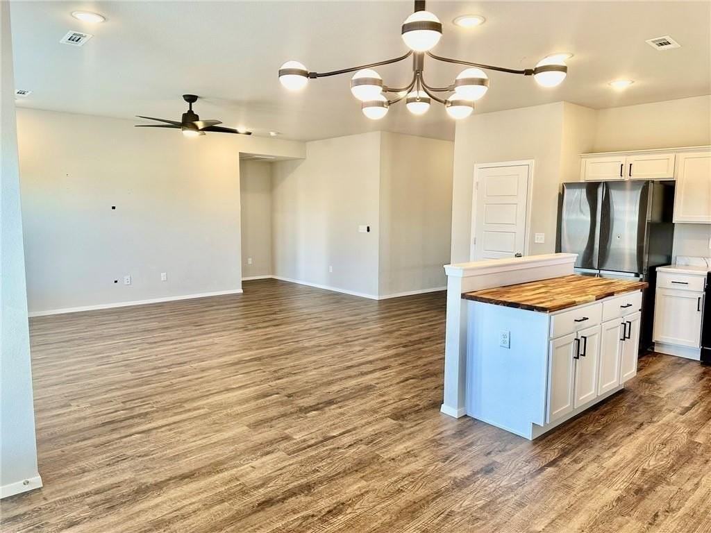 920 Queen St - Photo 5 of 33