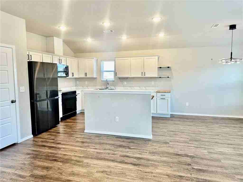 920 Queen St - Photo 6 of 33