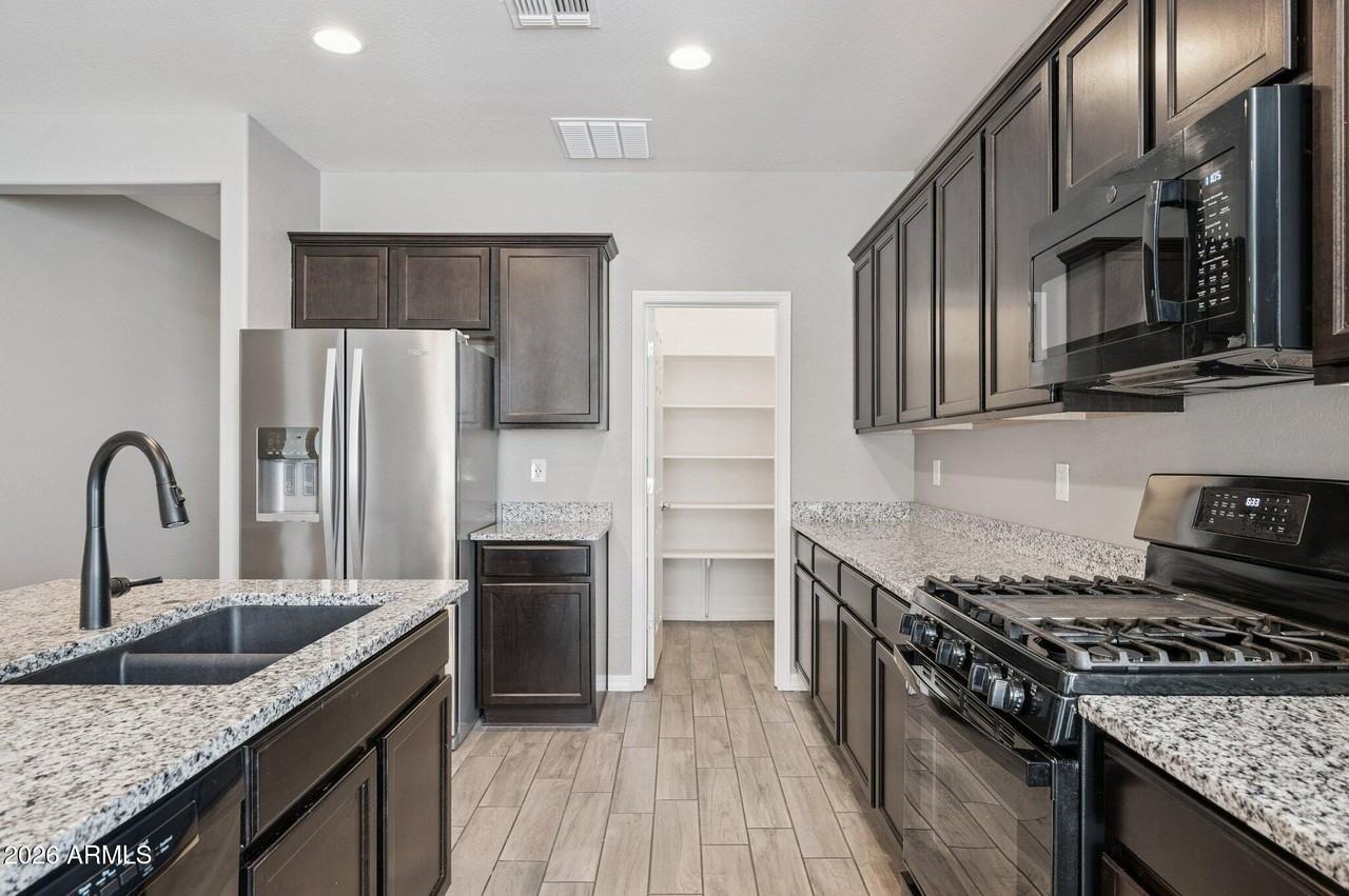 1924 S 82nd Cir - Photo 6 of 34