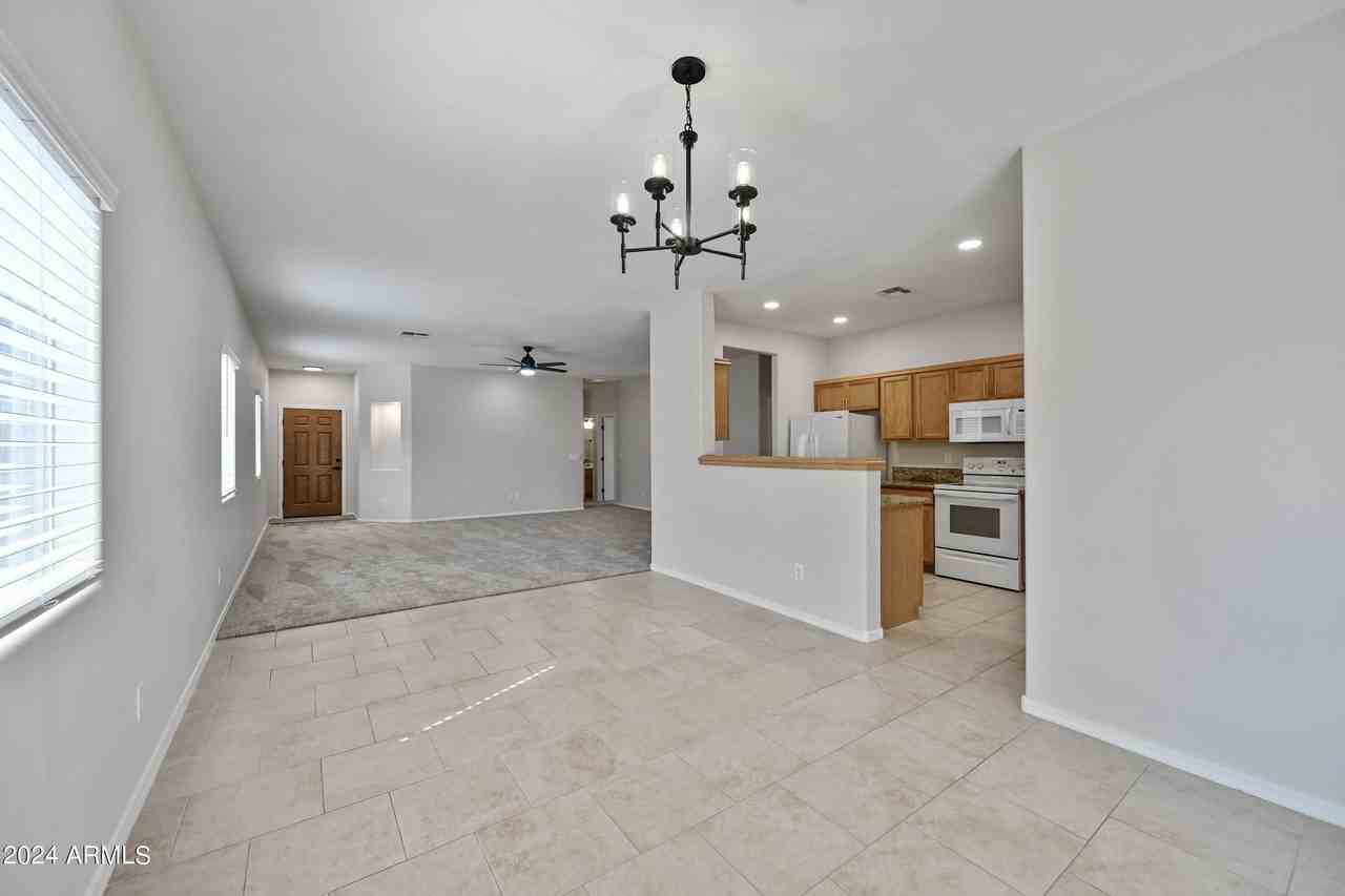 1949 E Saddle Dr - Photo 4 of 29