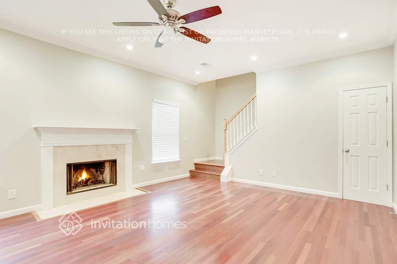 921 Ambeau Cir - Photo 3 of 21