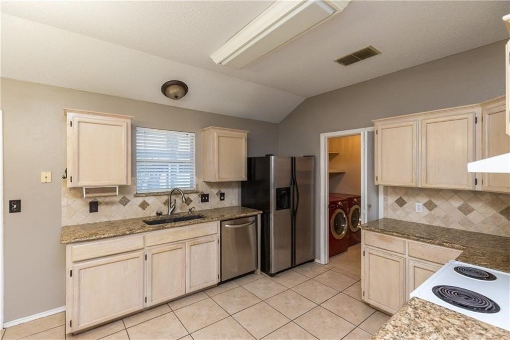 7846 Wolf Dr - Photo 4 of 11