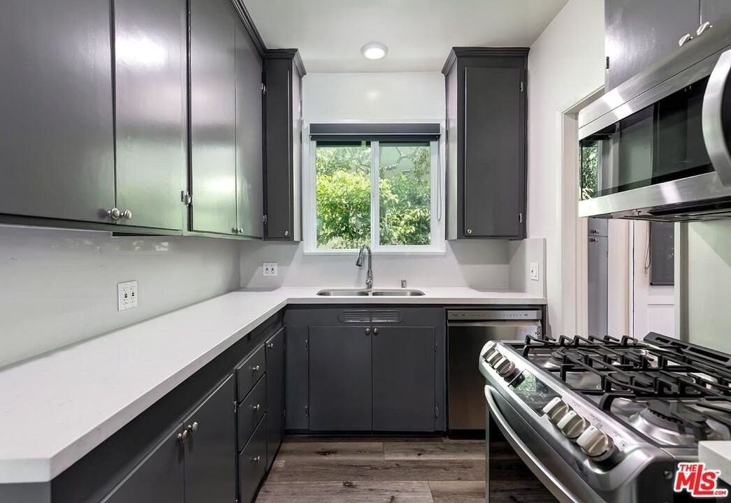 2002 20th St - Photo 6 of 20