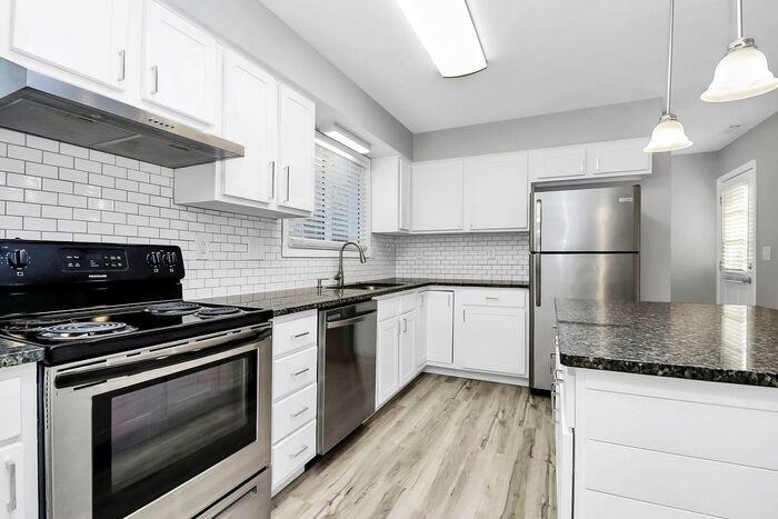 5823 Falstaff Dr - Photo 5 of 30