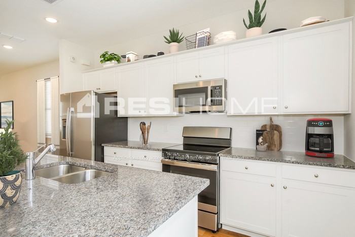 8118 Arrowwood Loop - Photo 3 of 19