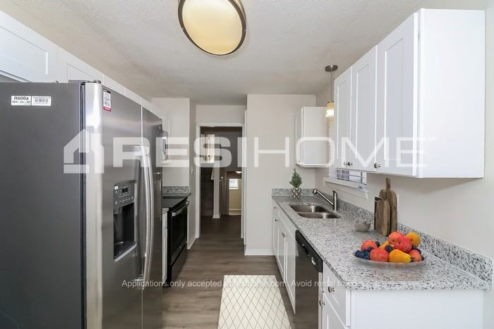 7000 Ledgewood Dr - Photo 2 of 19