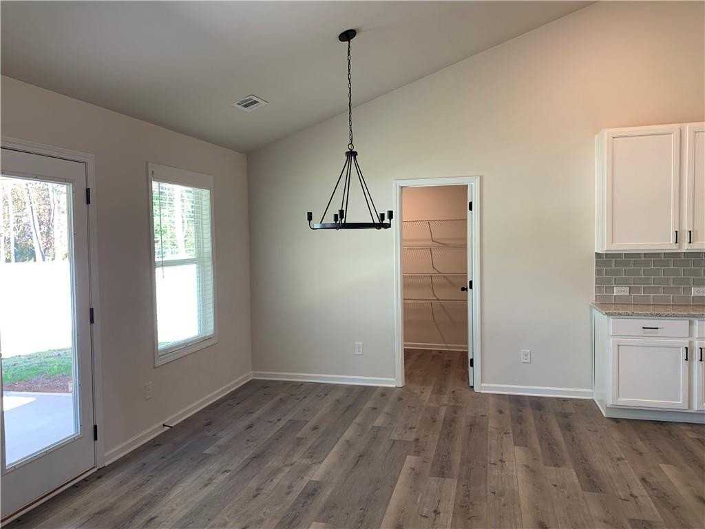 755 Rodeo Dr - Photo 6 of 15