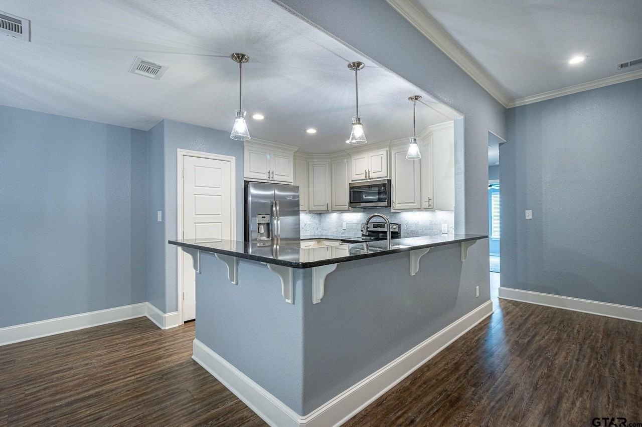 19842 Meadow West Ln - Photo 4 of 34