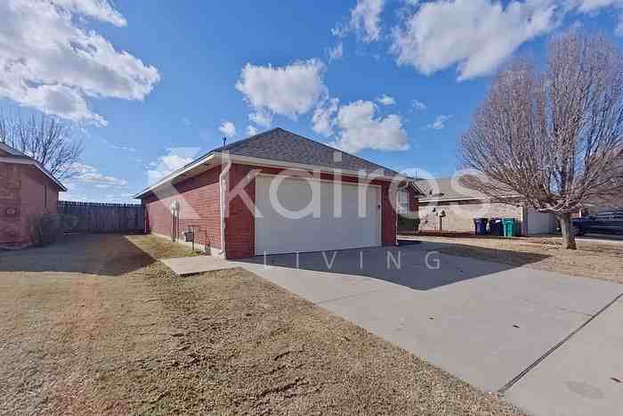 704 Sw 161st St - Photo 2 of 24