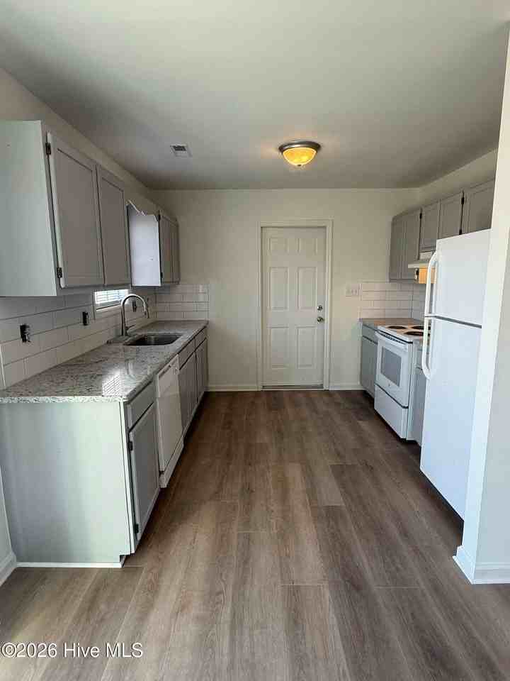 139 Parnell Rd - Photo 2 of 11