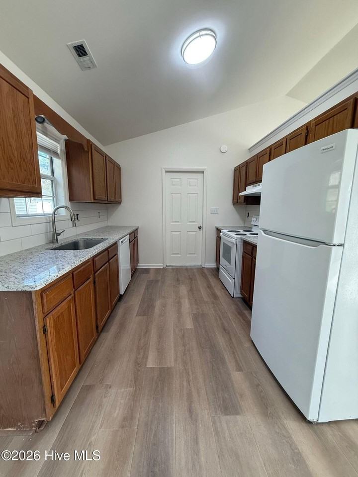 135 Glenwood Dr - Photo 3 of 11