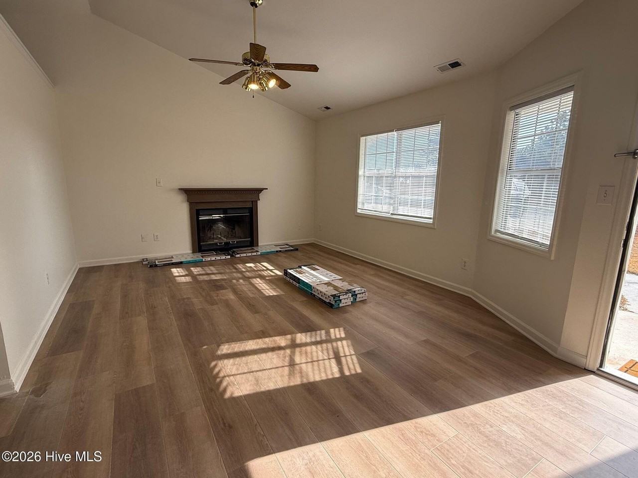 135 Glenwood Dr - Photo 4 of 11