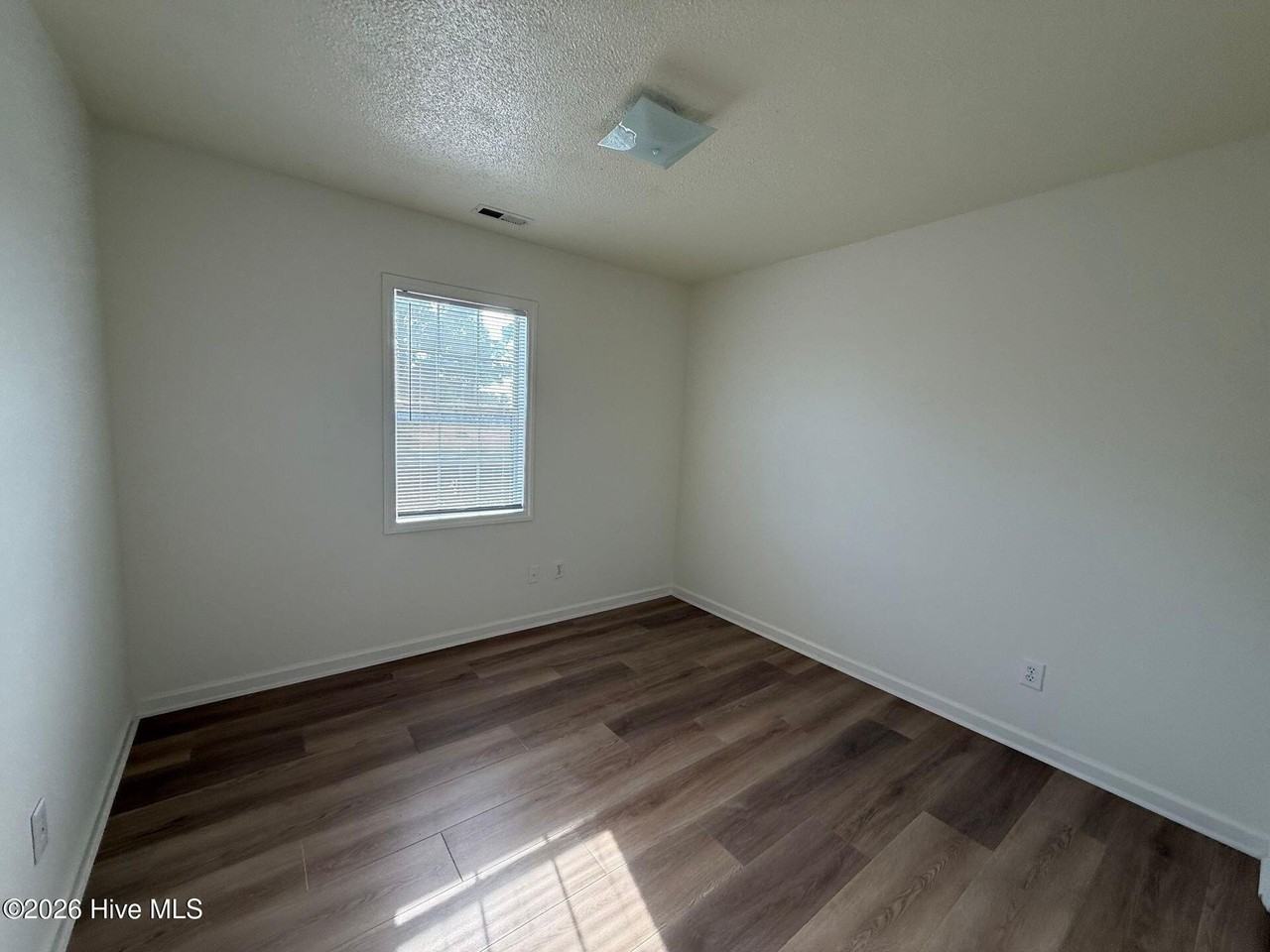 135 Glenwood Dr - Photo 7 of 11